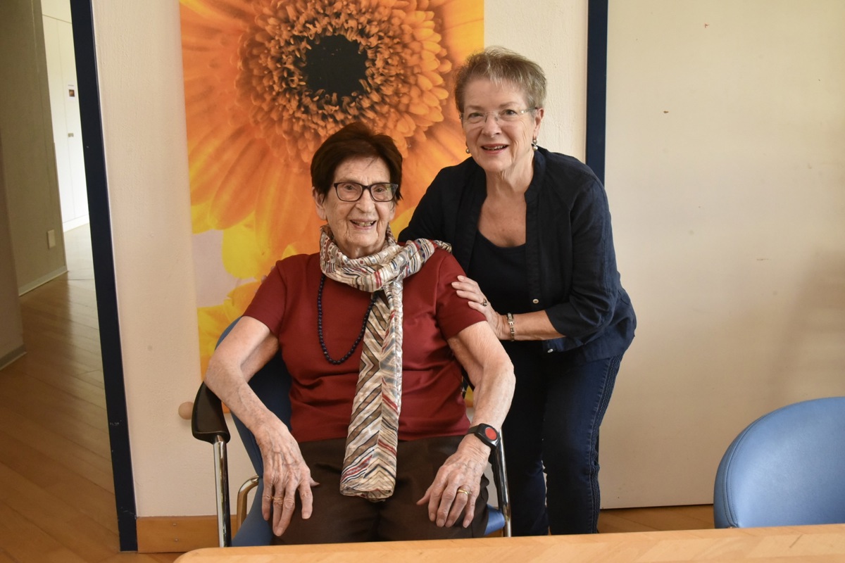 Frisur und Kleidung sind Marcelle Bucher auch mit 105 Jahren wichtig. Sie fühlt sich wohl im Zentrum für Pflege und Betreuung Weinland und freut sich, dass ihre Tochter Jacqueline Läubli (rechts) sie oft besuchen kommt.