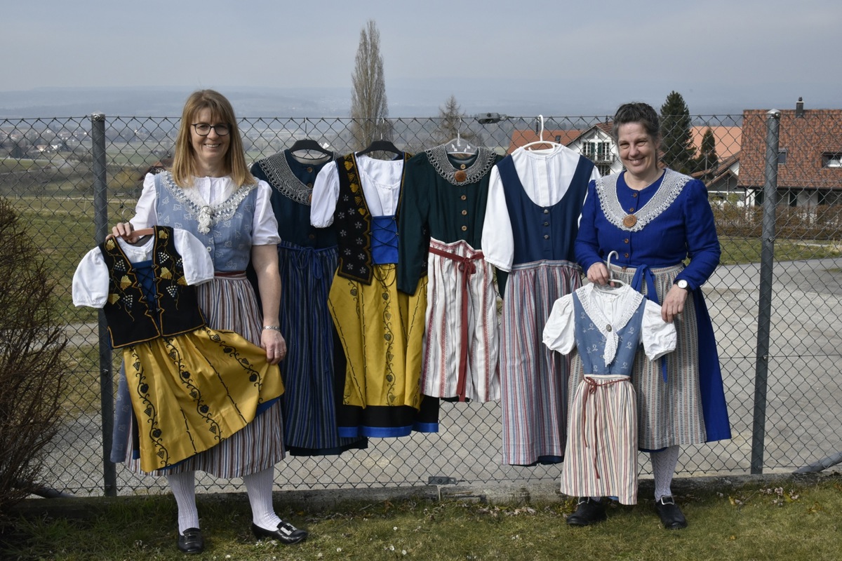 Marlene Hilpertshauser (links) und Beatrice Frei mit einigen Trachten für Mädchen. Sie wünschen sich