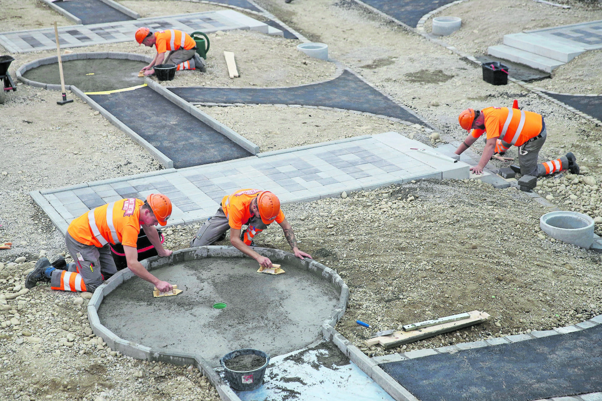 Den Strassenbauern konnte von oben bei der Arbeit zugeschaut werden.