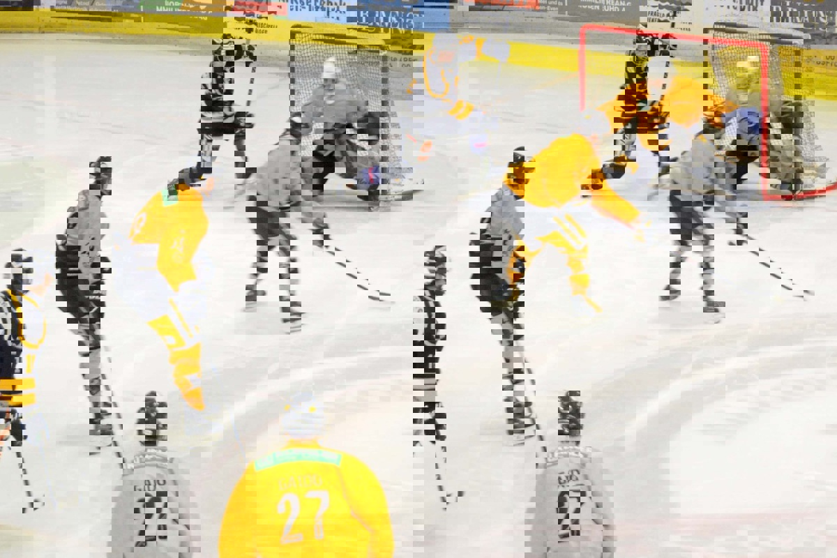 Matthias Schoop (Mitte oberer Bildrand) erzielt seinen zweiten persönlichen Treffer und bringt den EHC Wilen-Neunforn mit 8:1 in Führung.