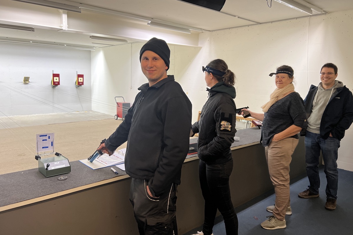 Bei den Pistolenschützen Alten-Marthalen machen auch Frauen mit. Präsident Michael Keller (links) und Tino Schollenberger (rechts) in ihrem Keller in der ehemaligen Truppenunterkunft.