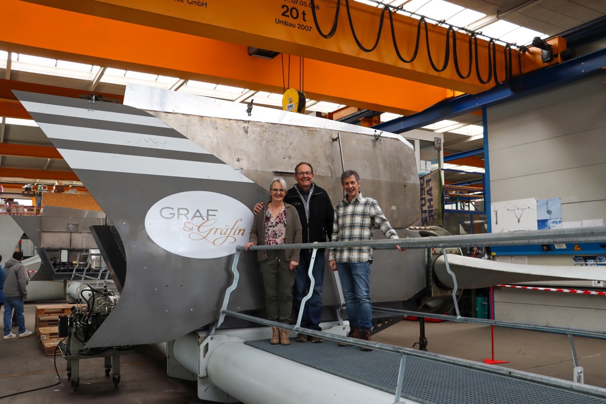 Denise und Hansueli Graf mit Hans Wepfer (von links) stehen auf dem Querbalken, der die drei Gondeln miteinander verbindet. Das betriebseigene Logo hat die Anlage schon erhalten, ein Lieferdatum steht noch nicht fest. Denise und Hansueli Graf mit Hans Wepfer (von links) stehen auf dem Querbalken, der die drei Gondeln miteinander verbindet. Das betriebseigene Logo hat die Anlage schon erhalten, ein Lieferdatum steht noch nicht fest.