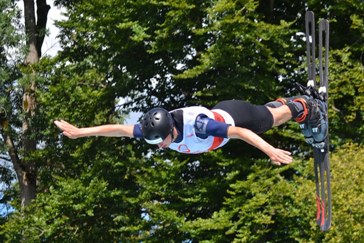 Kurze Hosen und Ski mit Wasserschlitzen – das ist Aerials im Sommer.