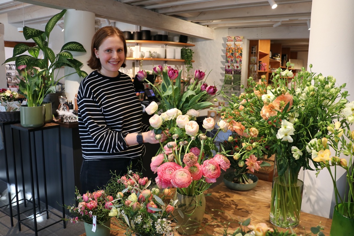 Sophie Stegemann liebt die Vielseitigkeit ihres Berufs. Als angehende Floristin bei Blumen Zimmermann in Flaach lebt sie gerne ihre Kreativität aus.