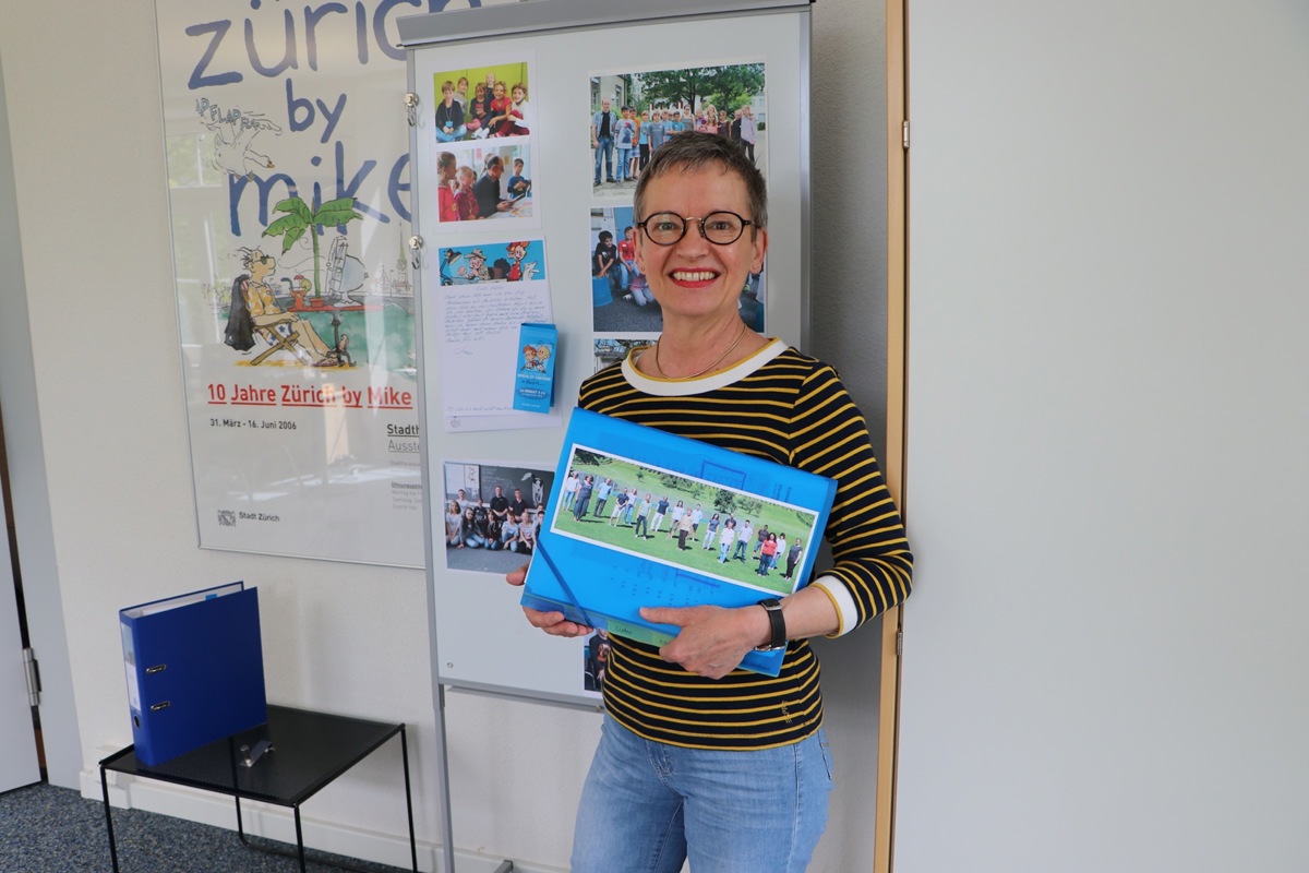 Ein ganzes Arbeitsleben an der Primarschule Dachsen: Käthi Furrer in ihrem Büro kurz vor der Pensionierung. Sie ist stolz auf die verschiedenen Projekte