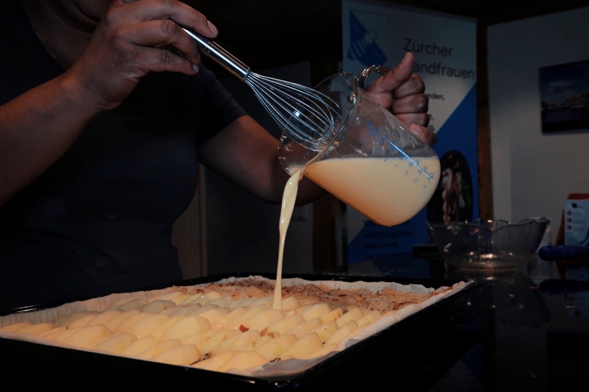 Mit regionalen Zutaten backen die Landfrauen Apfelwähen. Mit regionalen Zutaten backen die Landfrauen Apfelwähen.