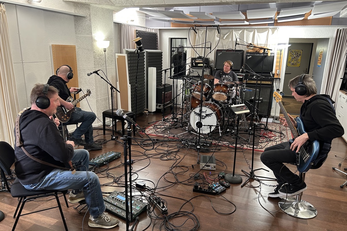 Die Frantics waren im Studio – Sänger und Songwriter Thomas Fehr verfolgt im Technikraum, wie seine Flügelmänner den Sound für «Space Mission» aufnehmen.