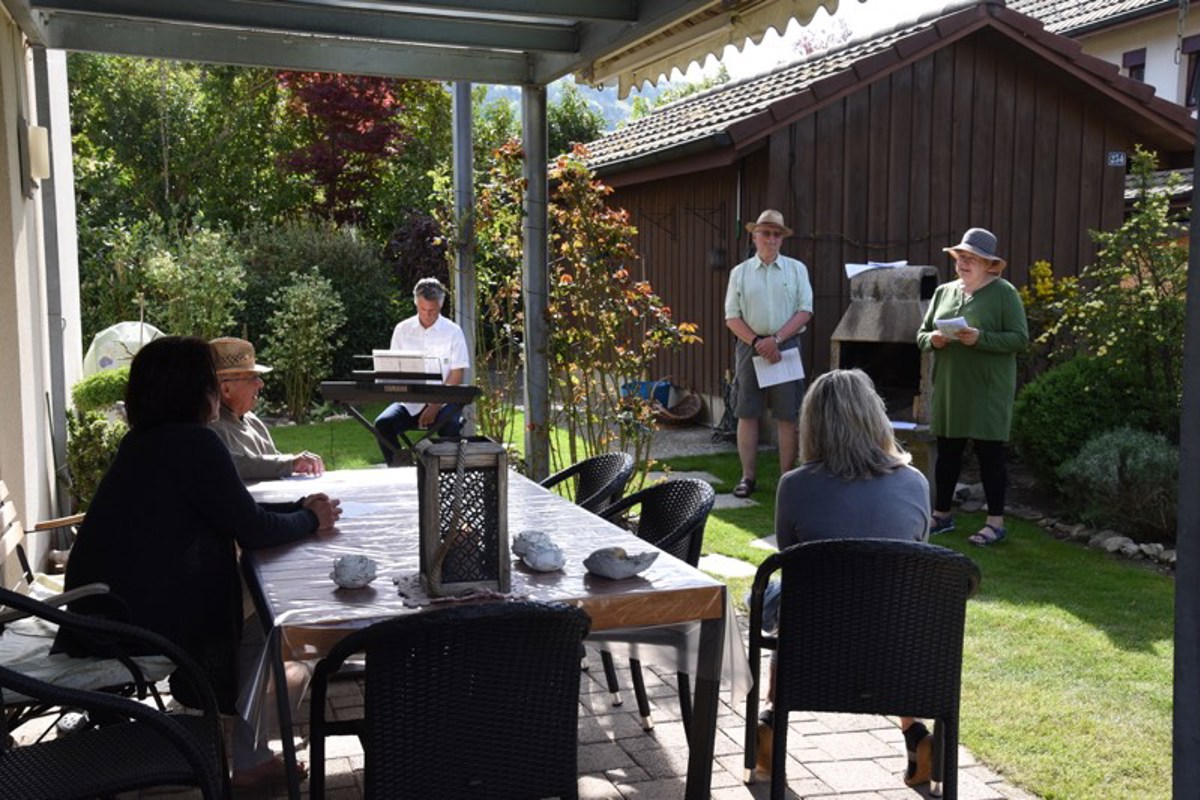 Pfarrerin Christine Diezi (rechts) bot am Sonntagvormittag mit Ehemann Rolf Diezi (stehend) und Alexius Tschallener (am Keyboard) Kurzandachten auf der privaten Terrasse an.