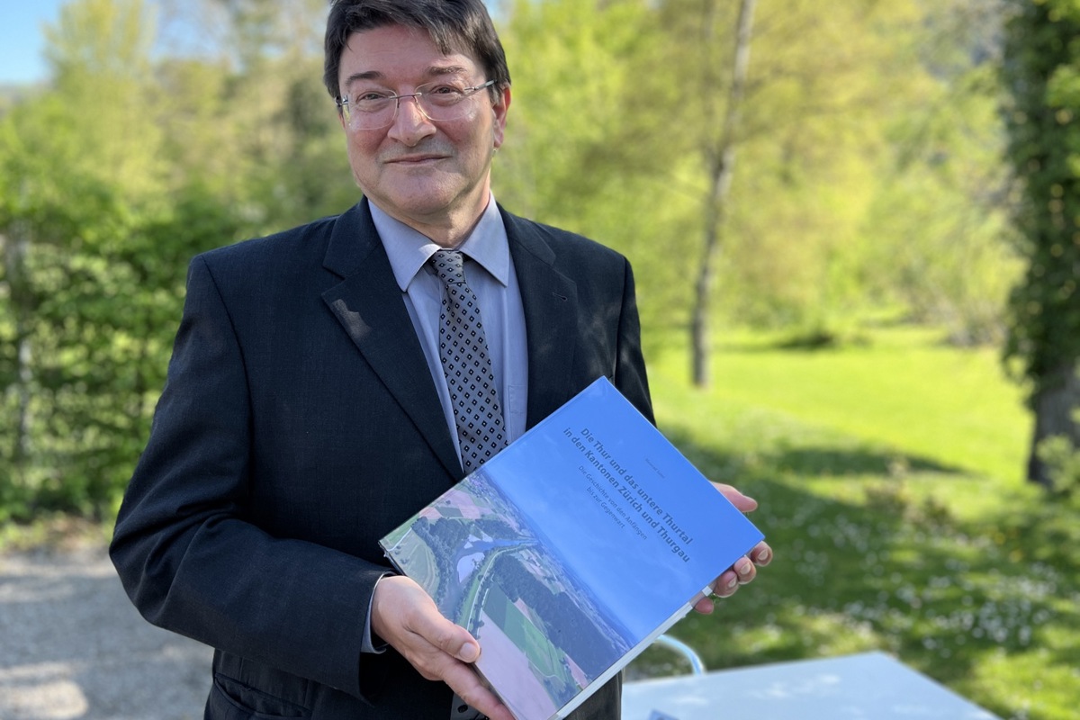 Meinrad Suter stellte im Zentrum Thurauen sein 600 Seiten umfassendes gewichtige Thur-Buch vor.