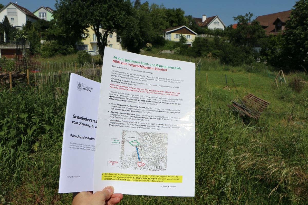Ein Flugblatt wirft die Standortfrage erneut auf. Im Hintergrund: Die Parzelle