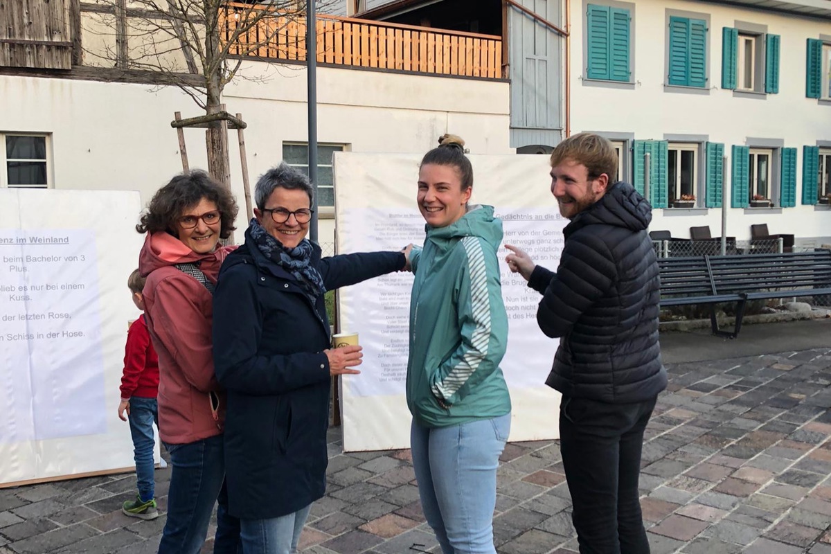 Manches Schmunzeln und einige Lacher waren am Neujahrsapéro vor dem neuen Gemeindehaus zu hören. Im Hintergrund die Schilder.