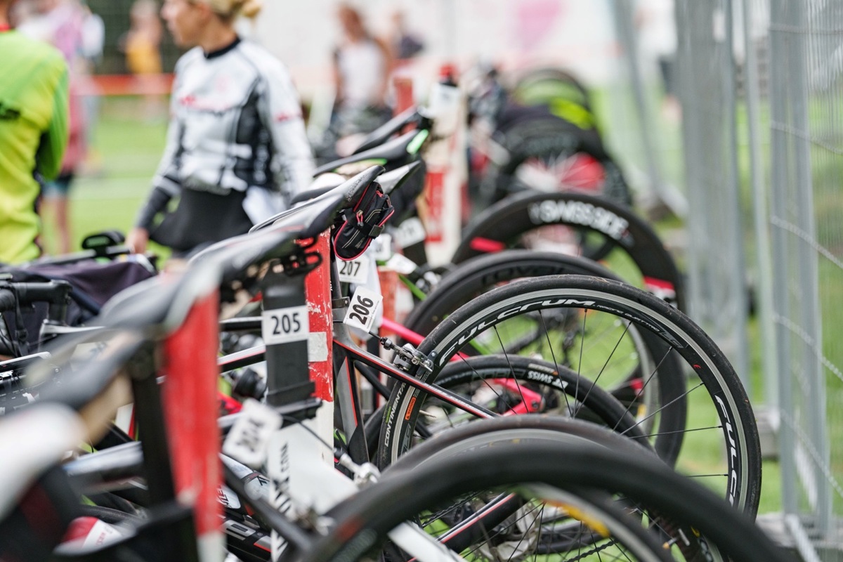 Die Velos sind bereit für die Triathlons der kommenden Wochen.