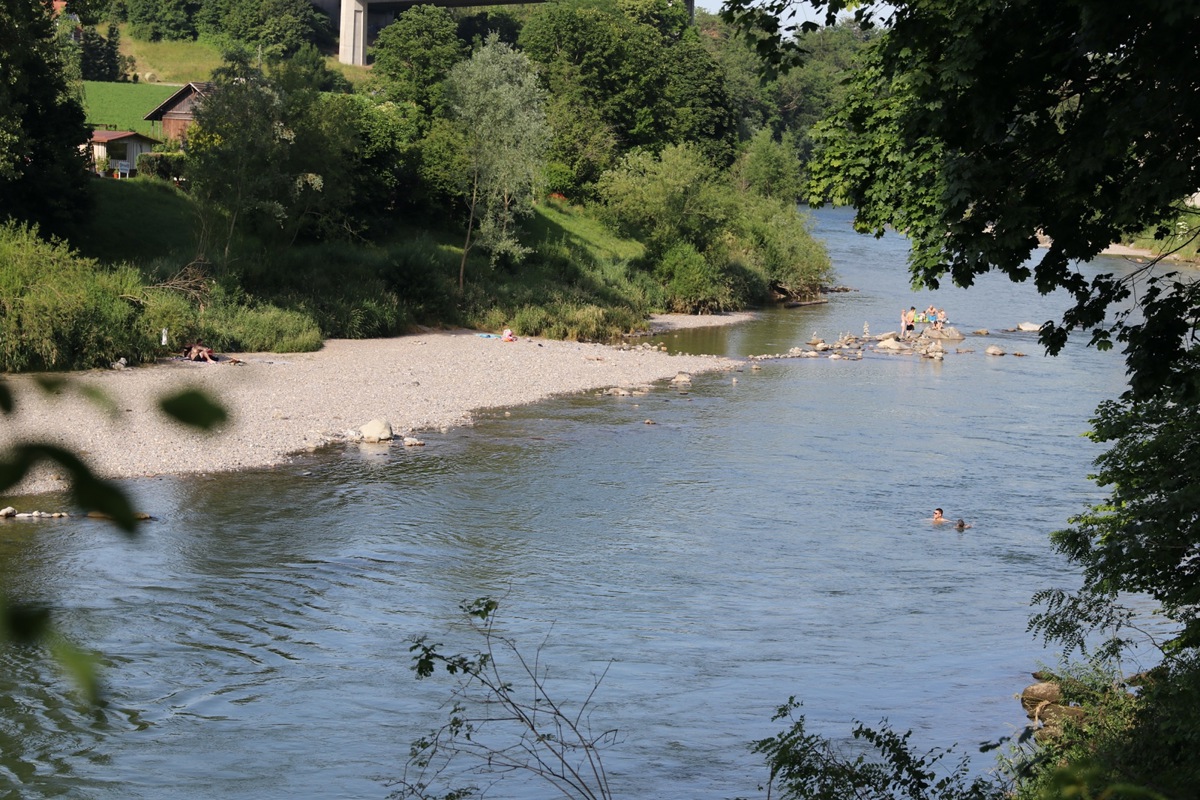 Das Interkantonale Labor prüft in regelmässigen Abständen die Wasserqualität vor allem des Rheins. An der Thur wird nur eine Probe genommen