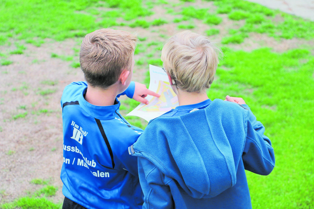 Durch genaues Lesen der Karte konnten die Kinder sämtliche Posten auf dem Schulareal und im Dorf finden.