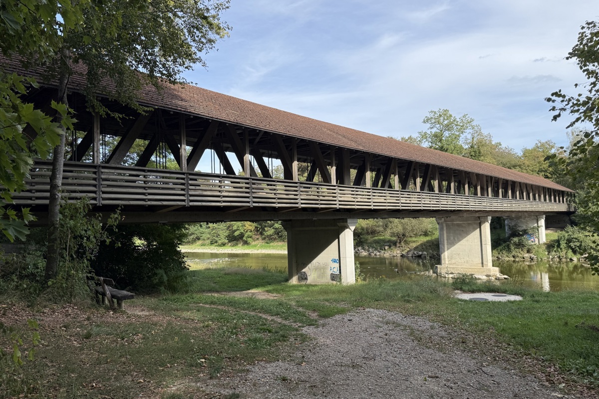 Mit 108 Metern ist die Altemer Brücke eines der längsten Holzbauwerke im Strassenverkehr im Kanton Zürich.