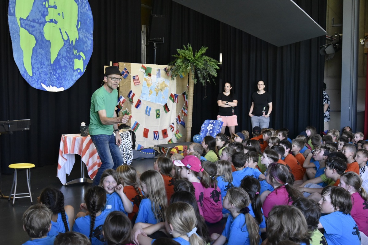Mit Liedermacher Christof Fankhauser reisten die KInder gesanglich um die Welt, bevor sie jeweils in einem Land ankamen.
