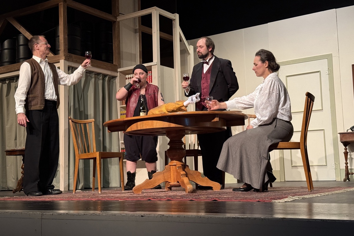 Gottlieb Biedermann (Peter Stücheli) versucht, die Brandstifter (Martin Rudolf und Yannick Schupisser) milde zu stimmen, während er seine Schlimmes ahnende Frau Babette Biedermann (Marianne Rudolf) mundtot macht.