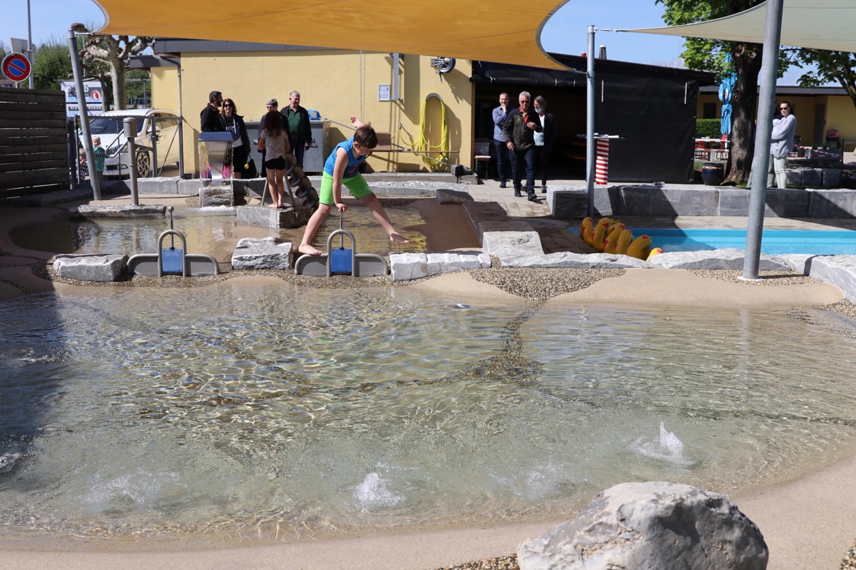 Mit Düsen und neuer Oberfläche ausgestattet ist der Erlebnisteil des Kinderplanschbeckens der Badi Andelfingen bereit für den Sommer. Neben den Gemeinden Andelfingen und Kleinandelfingen hat sich auch der Kanton an den Kosten beteiligt.