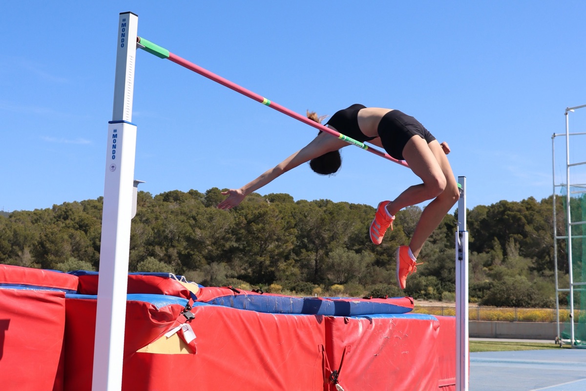 Nadja Lüthi bei ihrer Paradedisziplin Hochsprung im Trainingslager auf Mallorca … Nadja Lüthi bei ihrer Paradedisziplin Hochsprung im Trainingslager auf Mallorca …