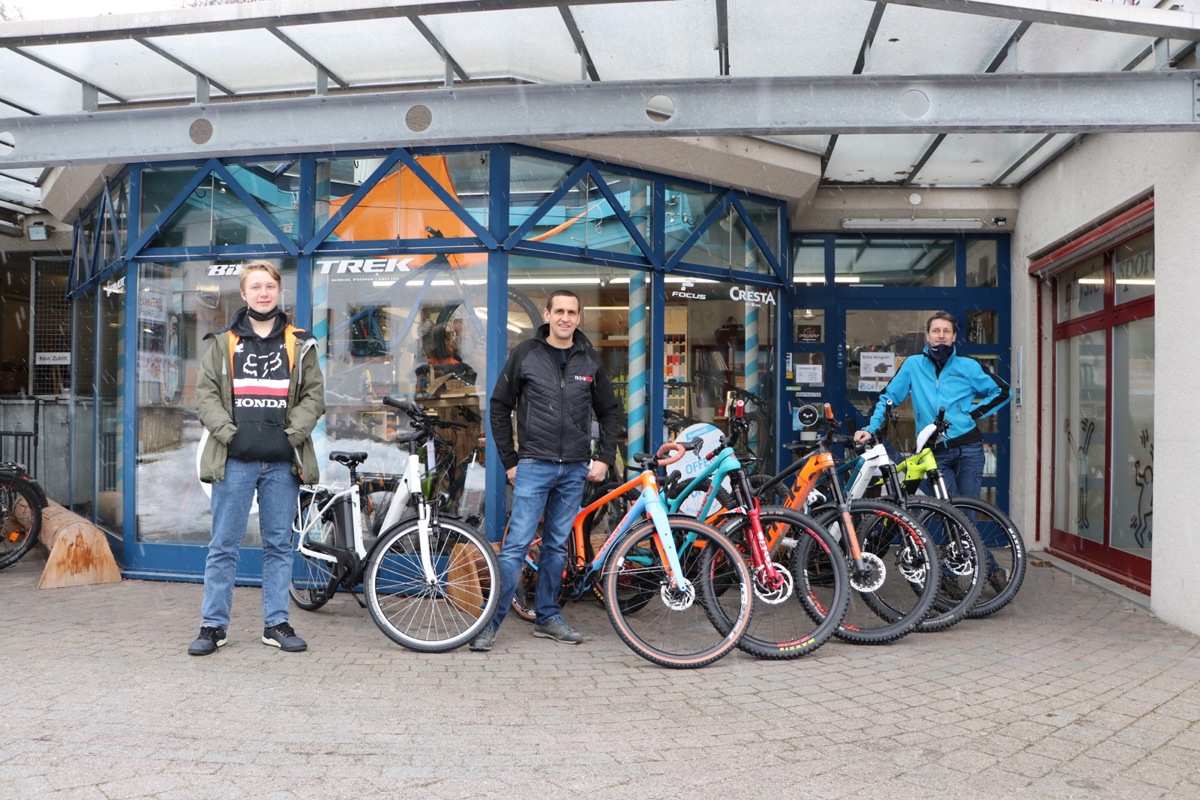 Von rechts nach links: Ralf Bechtiger und Philipp Scheibli initiierten den ersten Bikepark im Weinland. Der Drittsekschüler Darius Hatt unterstützt die beiden mit seinem Abschlussprojekt.