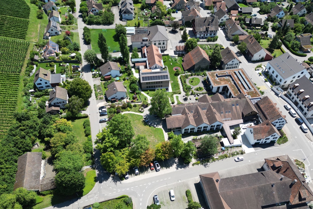 Der «Alte Kindergarten» (links im Bild) liegt auf dem Nachbargrundstück des Alterszentrums in Oberstammheim (grosser Gebäudekomplex Bildmitte).