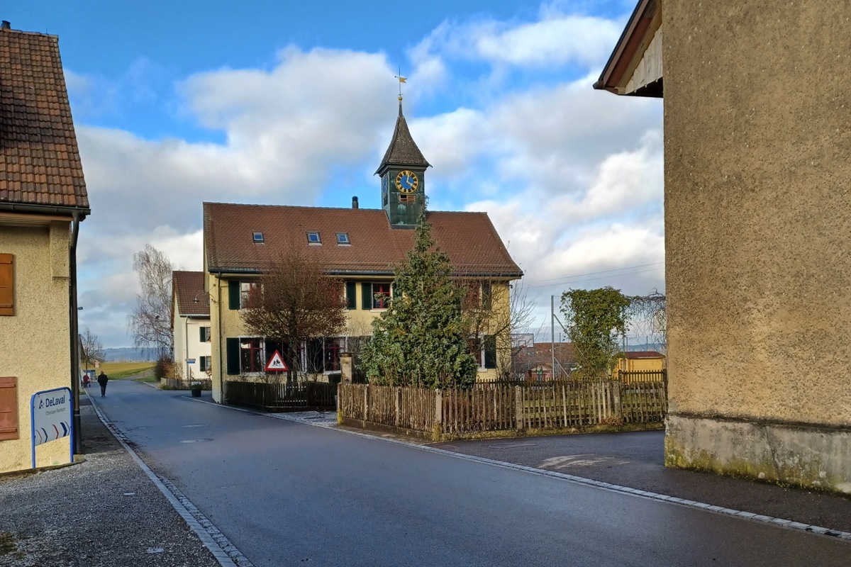 Schmuckes Gebäude mit Türmchen gefällig? Das alte Schulhaus in Adlikon steht zum Verkauf, die Primarschule Andelfingen hat keine Verwendung dafür.