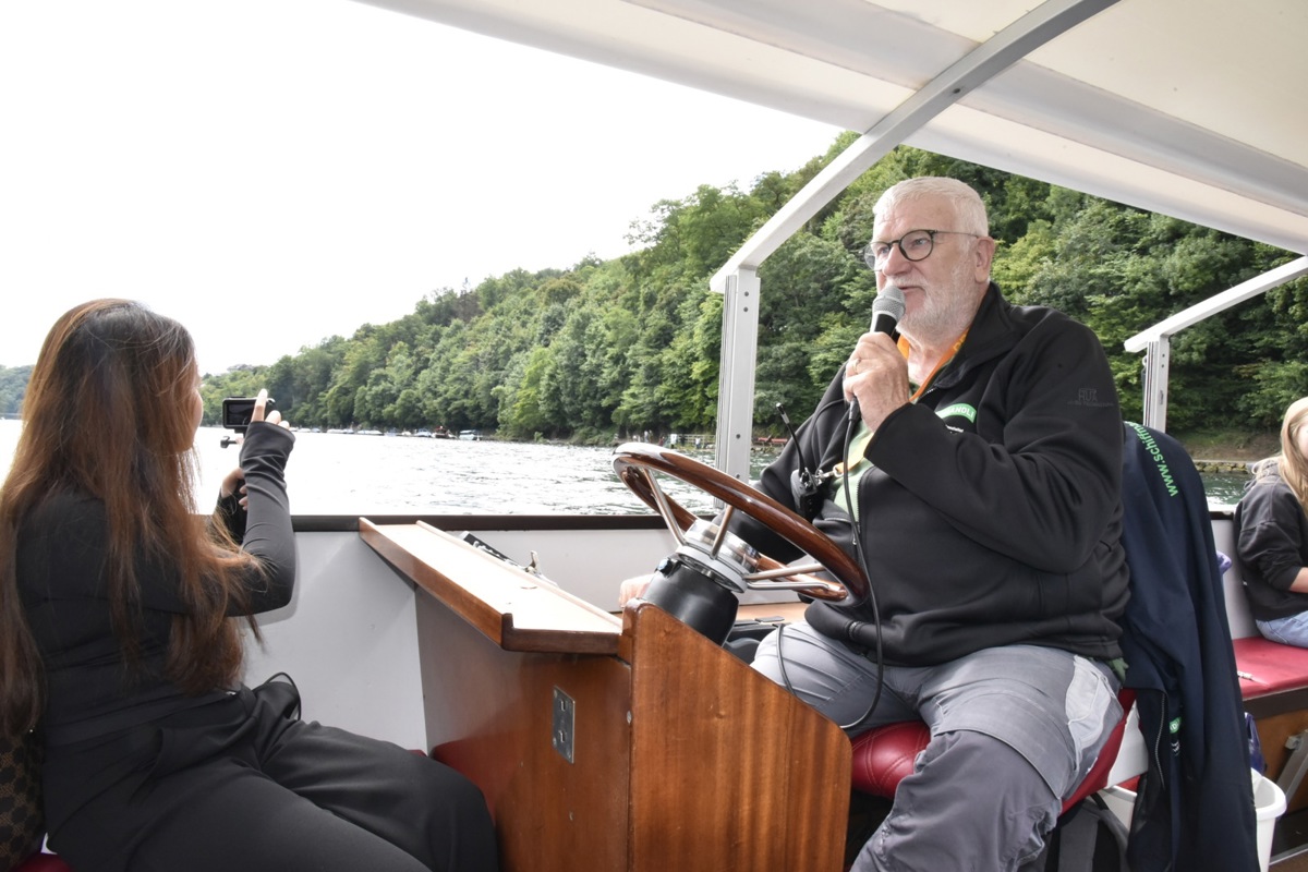 Heinz Büchi steuert Rundfahrtsschiffe am Rheinfall und sorgt allein für das sichere An- und Ablegen. Über Lautsprecher gibt er während der Rundfahrt die wichtigsten Informationen zum grössten Wasserfall Europas.