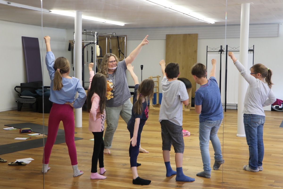Spielerisch und humorvoll vermittelte «Überwinderkinder»-Kursleiterin Priska Sailer (3.v.l.) den Teilnehmenden Impulse für mehr Selbstbehauptung im Alltag.