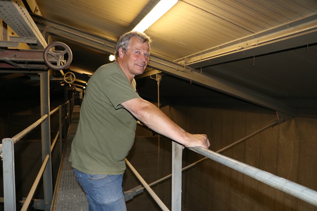 Rolf Häusler im grössten Silo der Sammelstelle Thalheim.