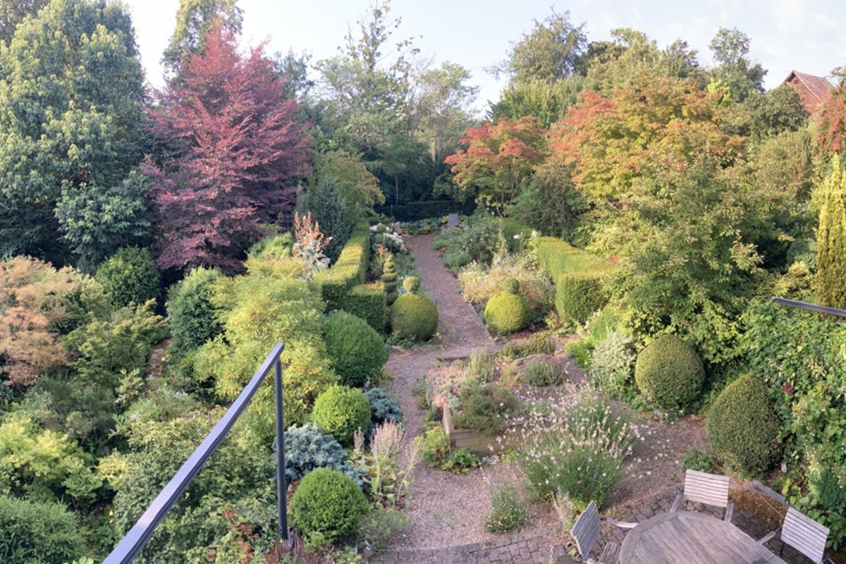 Eine Aussicht wie in einen Schlossgarten bietet sich vom Wohngeschoss aus. Eine Aussicht wie in einen Schlossgarten bietet sich vom Wohngeschoss aus.