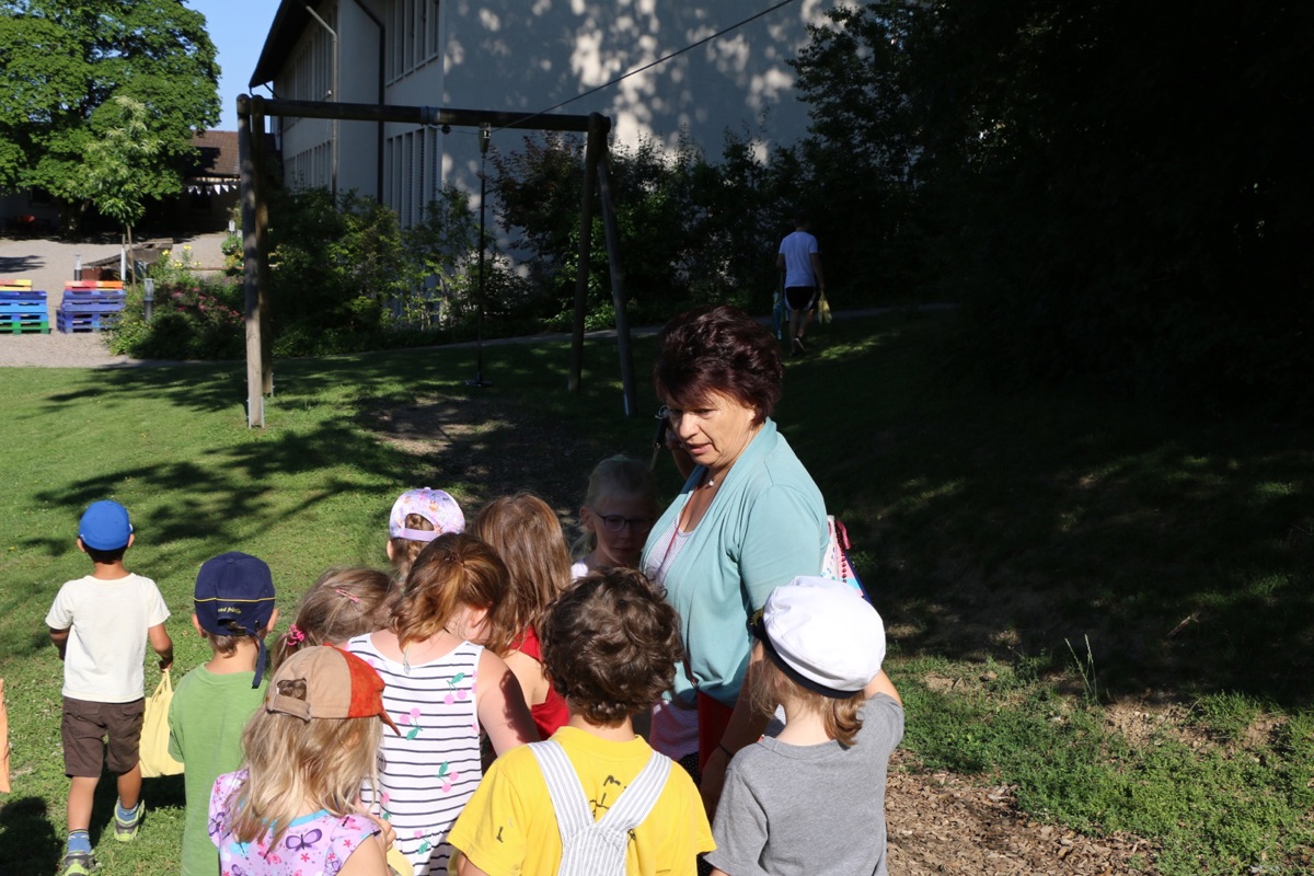 Am Freitag wird Gertrud Baumann am letzten Schultag zum letzten Mal von Kindergärtlern in Trüllikon umringt.