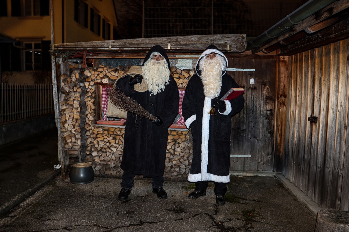 Samichlaus (r.) und Schmutzli im traditionellen Schiterberg-Dress. Der Chlaus mit weissem Saum Samichlaus (r.) und Schmutzli im traditionellen Schiterberg-Dress. Der Chlaus mit weissem Saum