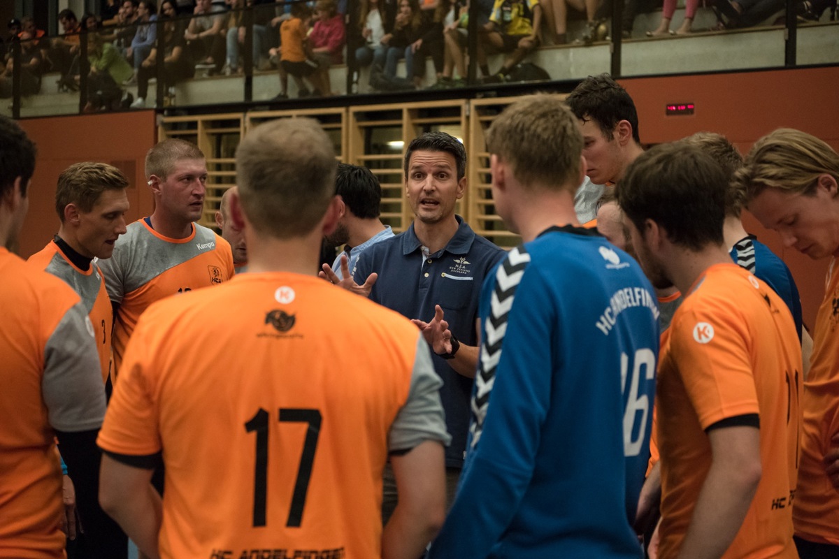 Paddy Kälin umringt von der 1. Mannschaft des HC Andelfingen: Dieses Bild wird es in der nächsten Saison nicht mehr geben.
