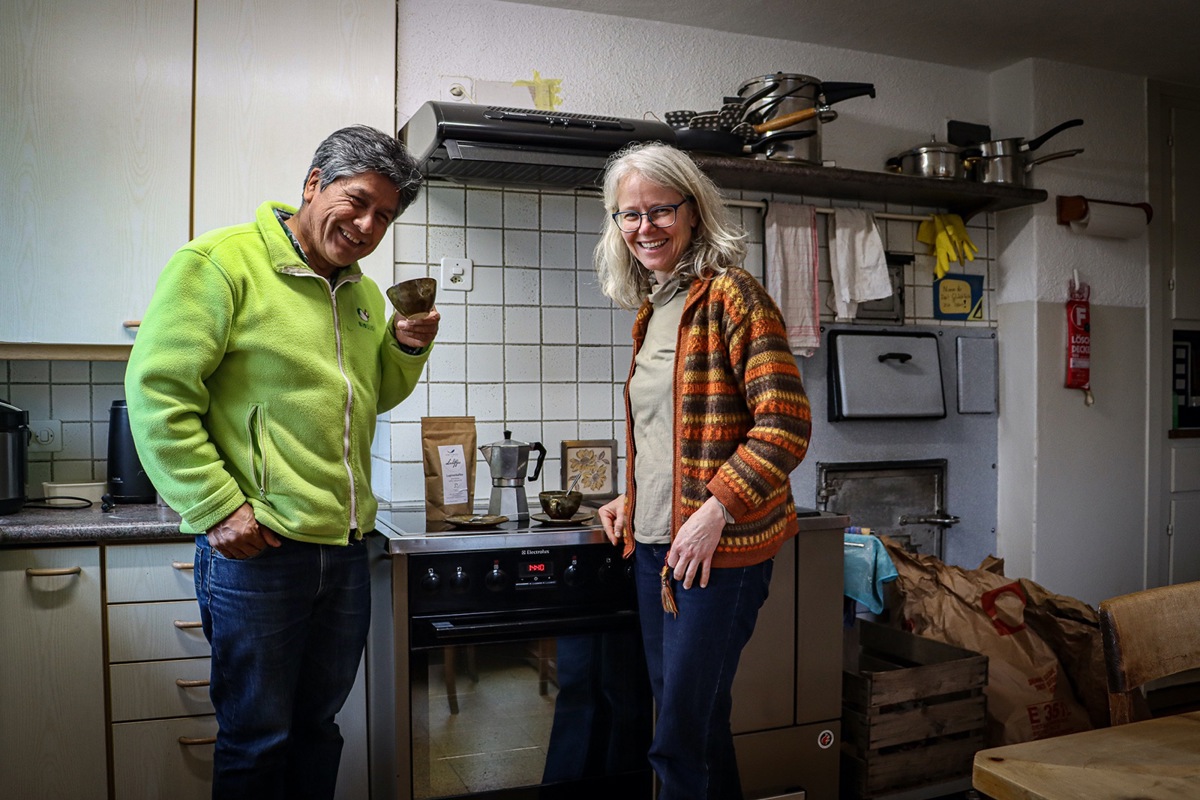 Jorge Vásquez und Beatrice Peter servieren den Lupinenkaffee auf dem Grüthof. Das Getränk entwickelt beim Aufbrühen in der Mokkakanne angenehme Röstaromen.