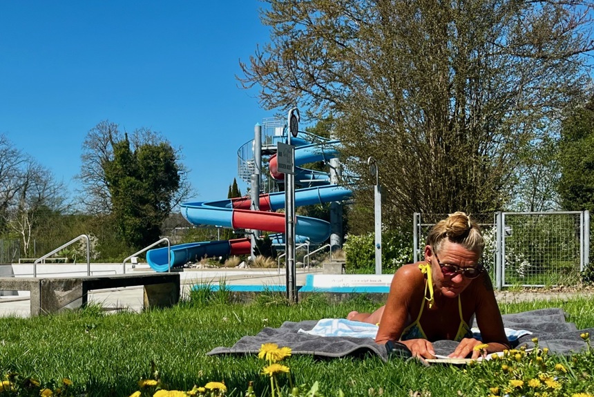 Traditionell Am Muttertag Öffnet Das Aquarina Die Aussenbecken Die Schöne Aussenanlage Wird Schon Jetzt Genutzt.1