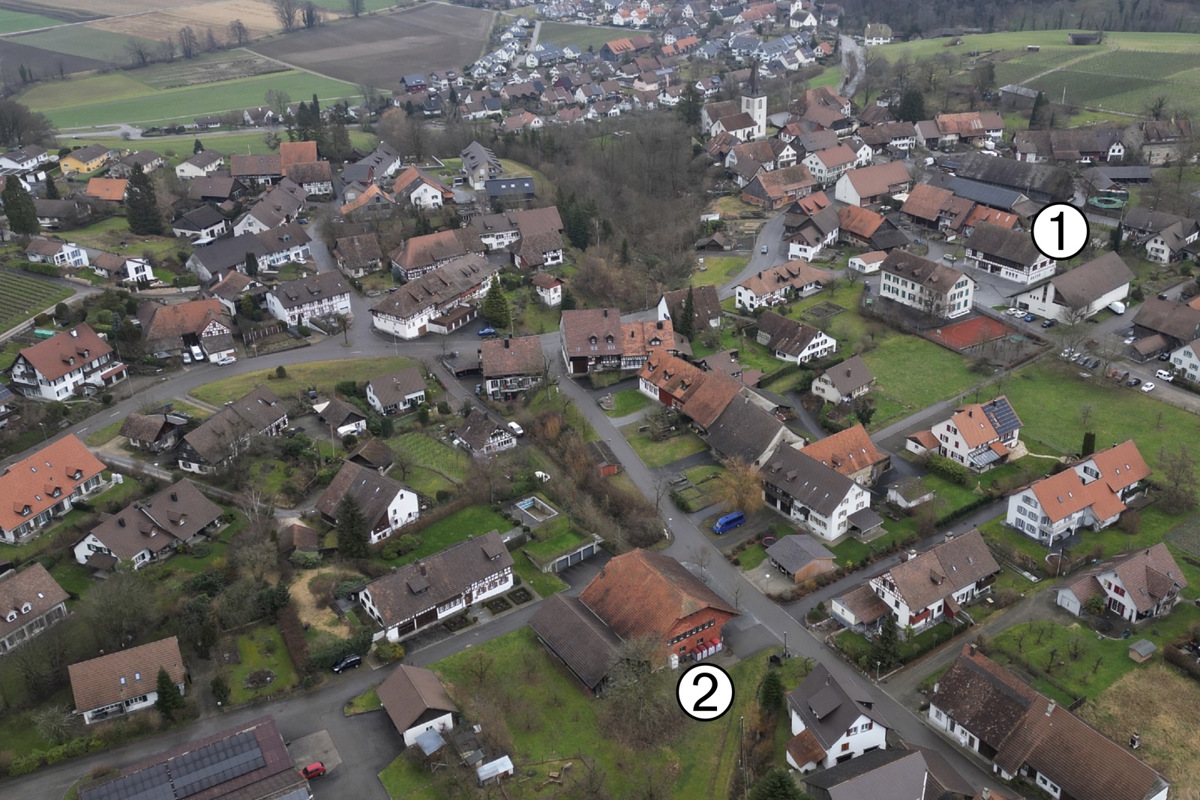 Berg am Irchel mit dem Landihaus (1) und der Dröschschüür (2).