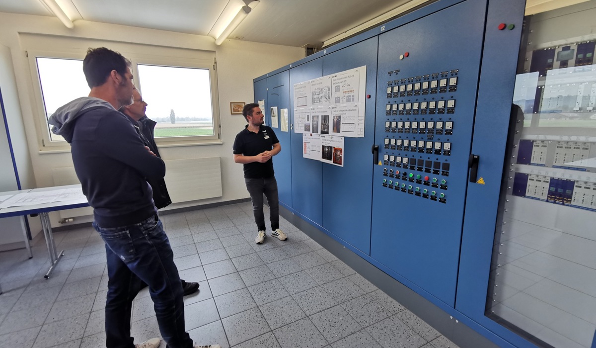 remo-guggisberg-vom-ingenieurbu-ro-erkla-rte-den-interessierten-besuchern-die-schaltschra-nke-der-anlage.jpg remo-guggisberg-vom-ingenieurbu-ro-erkla-rte-den-interessierten-besuchern-die-schaltschra-nke-der-anlage.jpg
