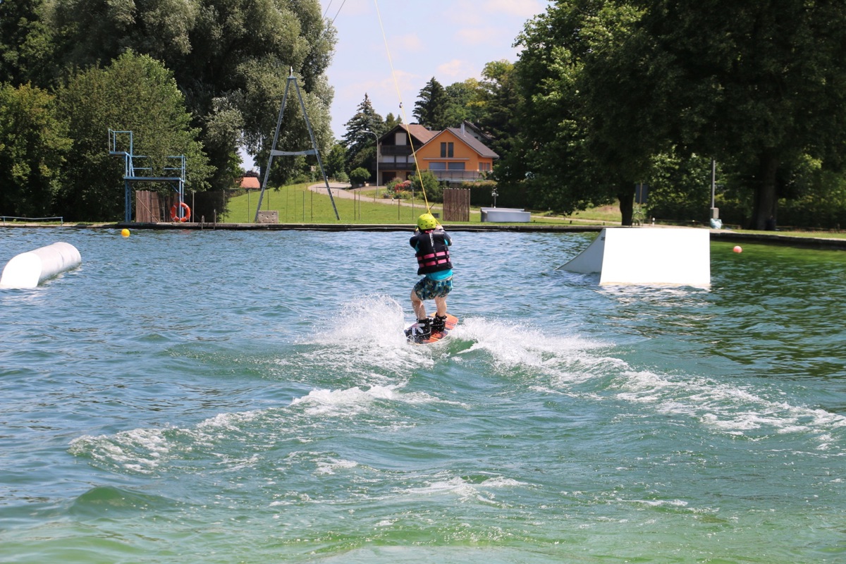 Es braucht kein Boot auf einem grossen See. Wakeboarden geht auch im überschaubaren Lienipark in Kefikon. Der Schreibende hat es vor zwei Jahren selbst ausprobiert.