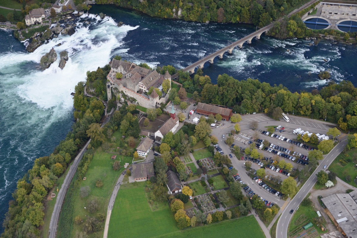 Beim Schloss Laufen parkieren nicht nur Besucher des Rheinfalls