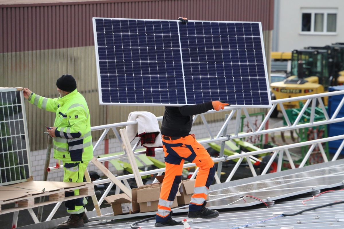 Wer zu viel Solarstrom produziert, kann diesen in einer lokalen Energiegemeinschaft (LEG) in der Nachbarschaft absetzen.