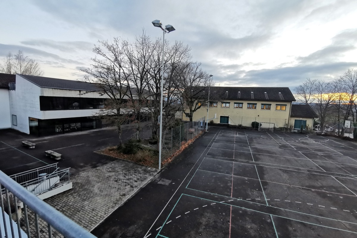 Die alte Turnhalle (rechts) entspricht nicht mehr den aktuellen Anforderungen und soll ersetzt werden.