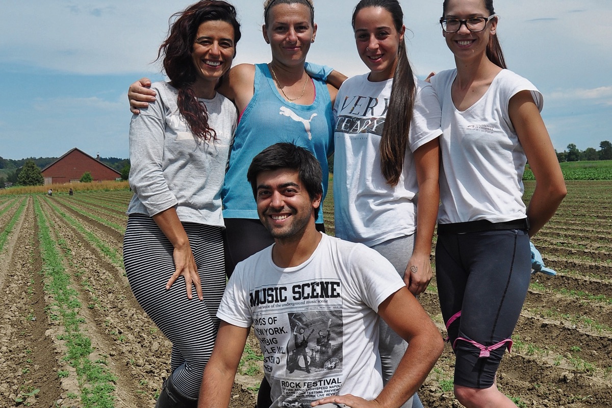 Die Erntehelfer freuen sich – sie haben auf dem Tännlihof einen Job gefunden Die Erntehelfer freuen sich – sie haben auf dem Tännlihof einen Job gefunden