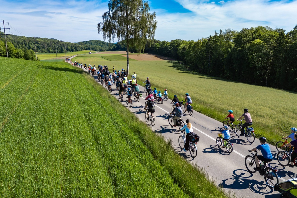 Fast wie bei der Tour de Suisse: Ein sehr langes Feld aus Velofahrenden zog am Sonntag durchs Grüne.