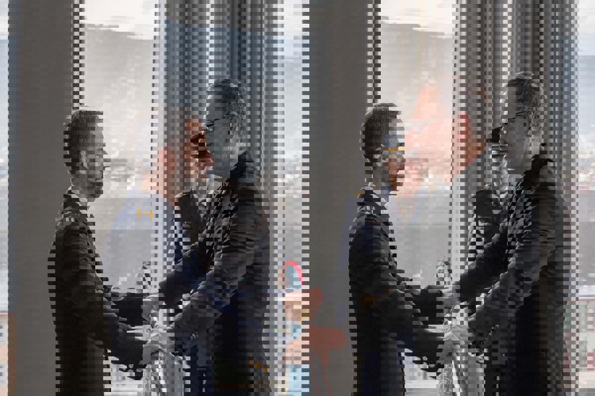 Regierungsrat Mario Fehr (r.) übergibt die Korpsfahne dem künftigen Kommandanten Marius Weyermann. Regierungsrat Mario Fehr (r.) übergibt die Korpsfahne dem künftigen Kommandanten Marius Weyermann.