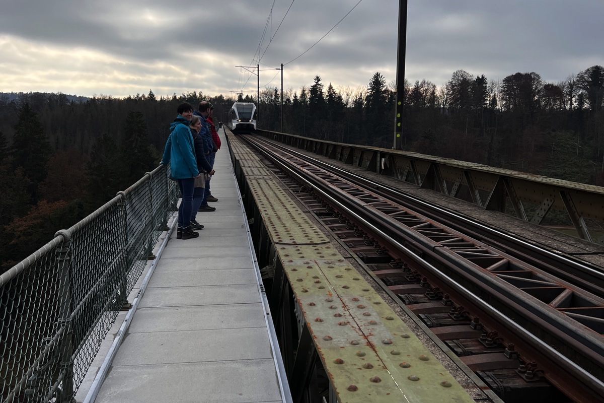 Im Sommer 2021 wurde die Brücke mit Elementen zwischen den Gleisen verstärkt. Und nun werden noch die Schwellen ersetzt