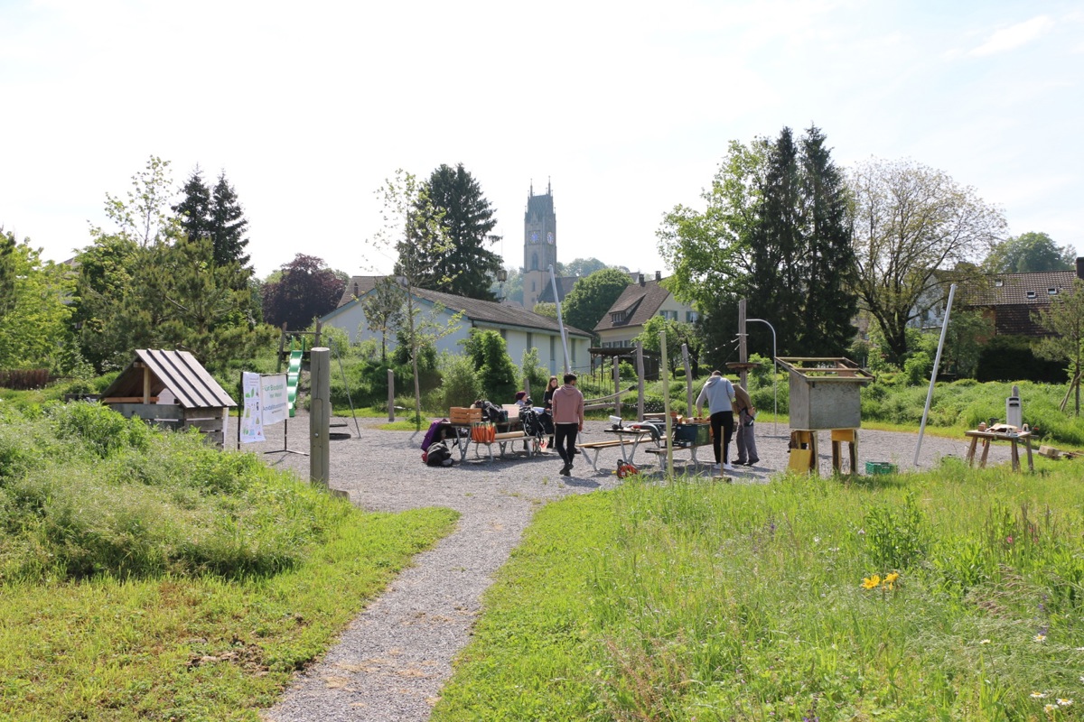 Der Naturschutzverein Andelfingen und Jugendliche aus dem 10. Schuljahr in Winterthur bringen noch mehr Natur auf den Begegnungsplatz Andelfingen.