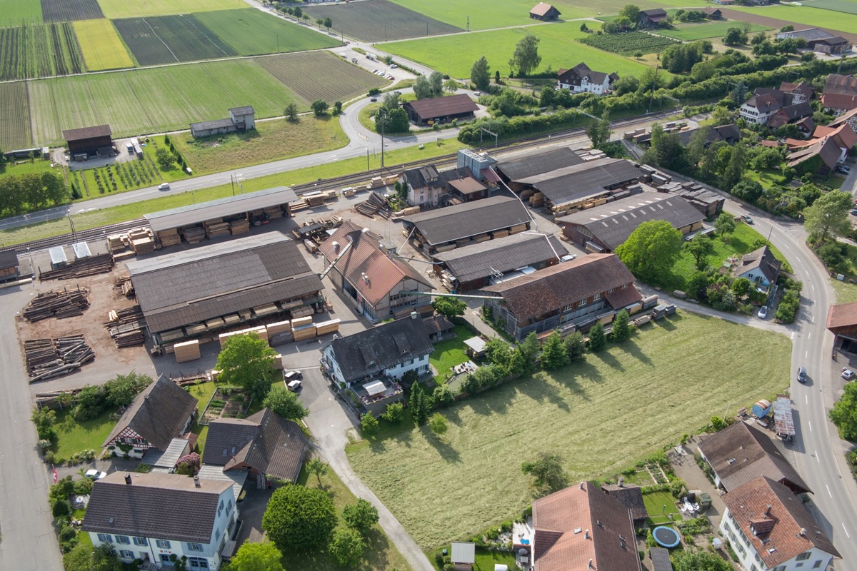 Die Konrad Keller AG betreibt seit rund 30 Jahren einen eigenen Wärmeverbund und liefert die Wärme für das Fernwärmenetz der Gemeinde.