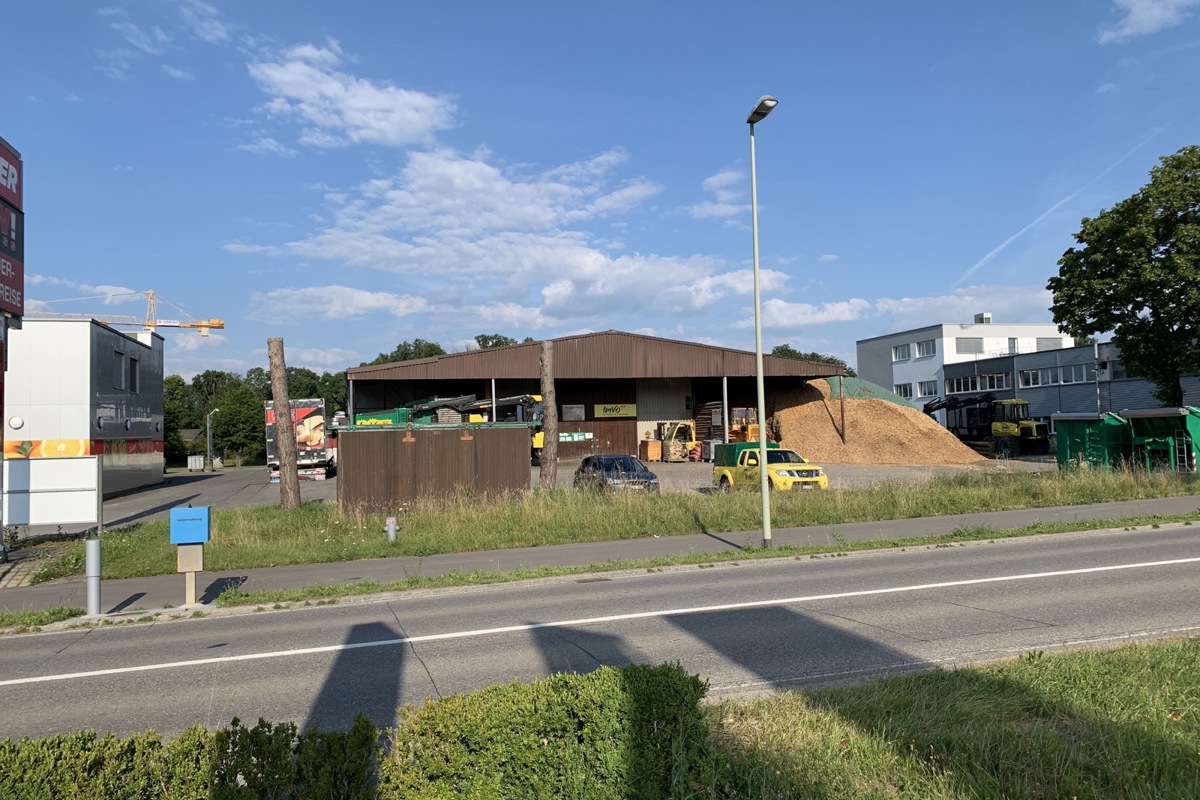 Die Gemeinde verkauft die Parzelle zwischen der Denner-Filiale (linker Bildrand) und der Firma SMTEC (rechter Bildrand) an die zu gründende Badertscher und Vogt Werkstatt AG. Derzeit wird das etwa 2500 Quadratmeter grosse Areal von der Firma Imvo dazu genutzt Die Gemeinde verkauft die Parzelle zwischen der Denner-Filiale (linker Bildrand) und der Firma SMTEC (rechter Bildrand) an die zu gründende Badertscher und Vogt Werkstatt AG. Derzeit wird das etwa 2500 Quadratmeter grosse Areal von der Firma Imvo dazu genutzt