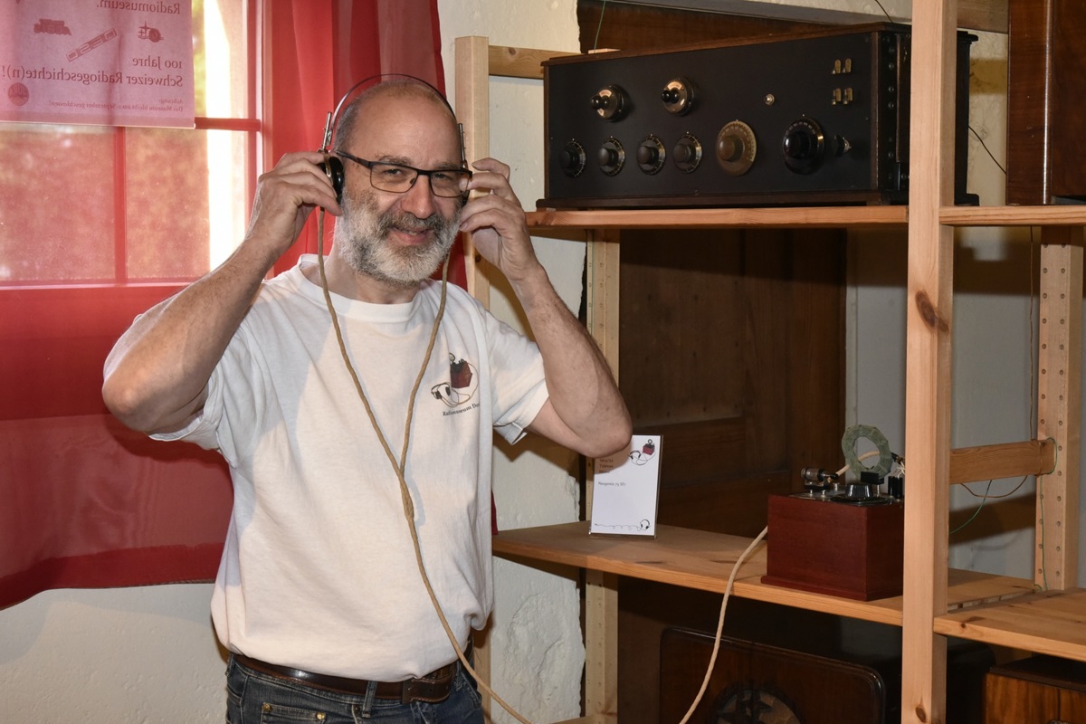 Markus Müller zeigt eines der ersten Detektorenradios