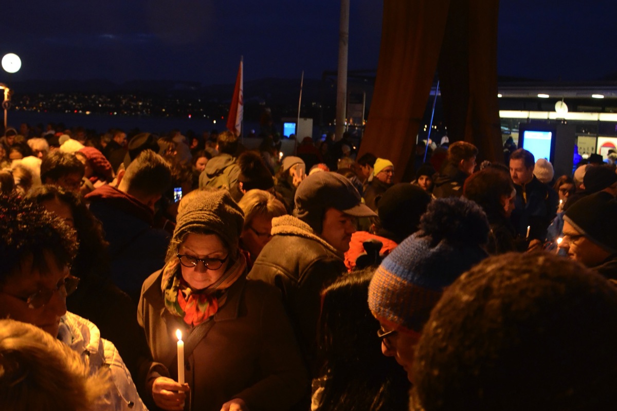 Das Friedenslicht für Zürich wird jedes Jahr vor Weihnachten am Bürkliplatz empfangen und weitergegeben. Das Friedenslicht für Zürich wird jedes Jahr vor Weihnachten am Bürkliplatz empfangen und weitergegeben.